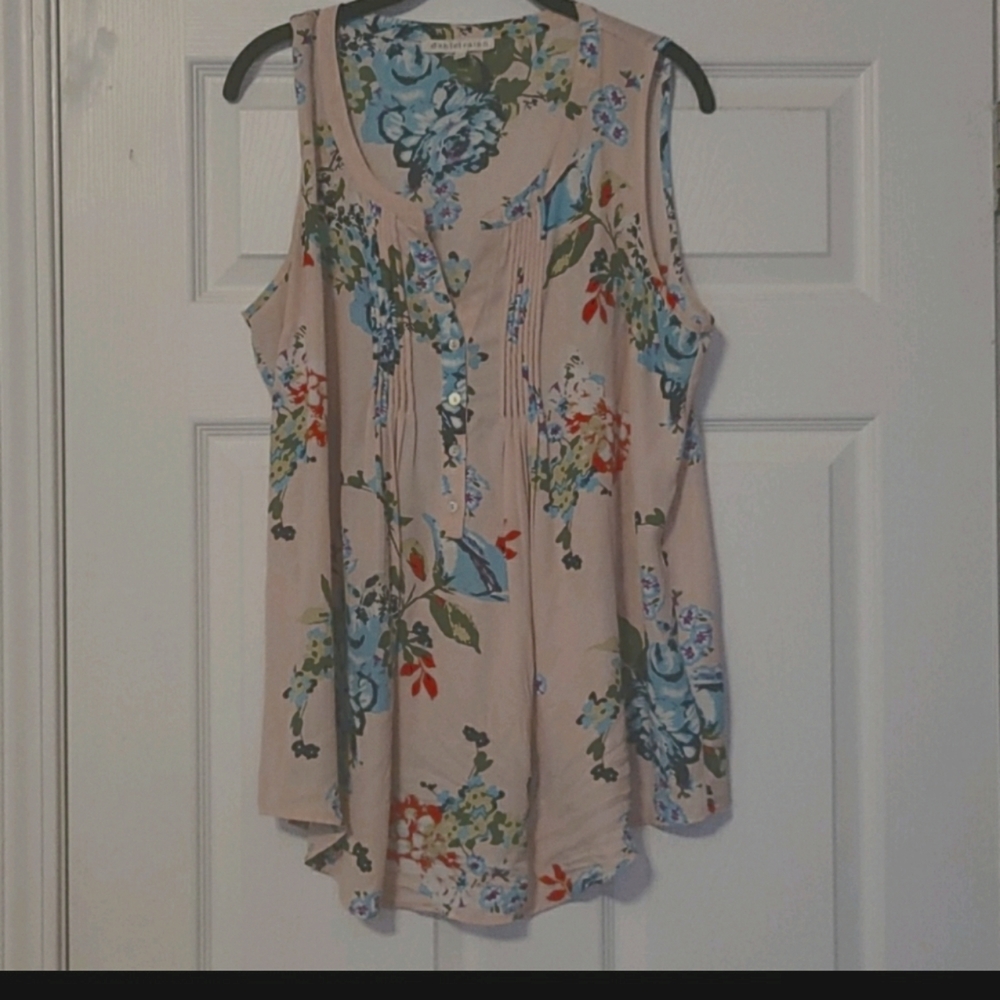 💛Daniel Rainn top. NWOT